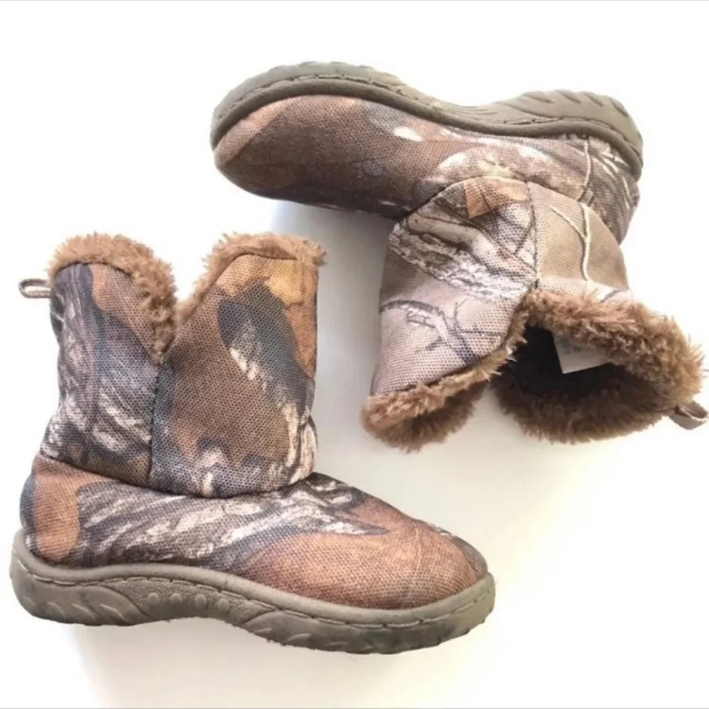 Realtree camouflage kids size small ( 5/6) boots